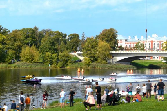 Vett mööda tuhisevad motoässad tõmbasid hooajale joone alla