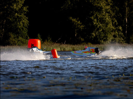 Tugev tuul ajas Viljandi järvel peetud võistlusel paate kummuli