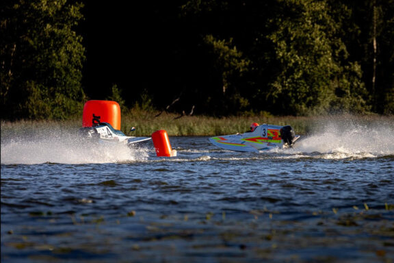Tugev tuul ajas Viljandi järvel peetud võistlusel paate kummuli